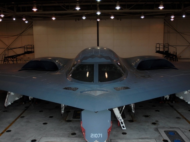 Бомбардировщик B-2 в ангаре