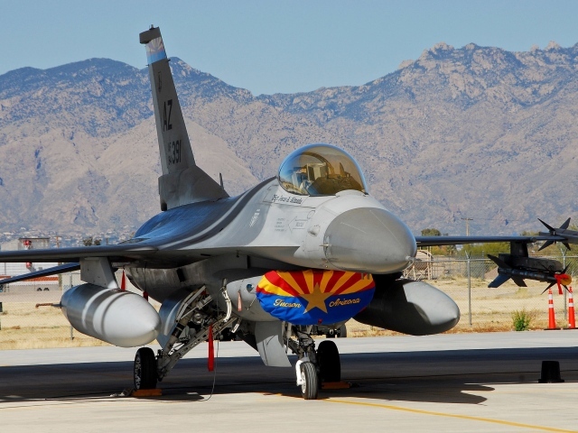Истребитель на авиабазе в Аризоне