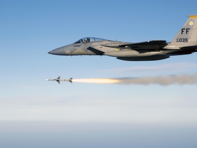 Истребитель F-18 Hornet произвел пуск ракеты