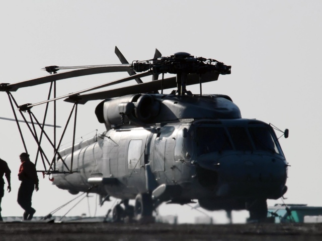 Вертолет со сложенными лопастями