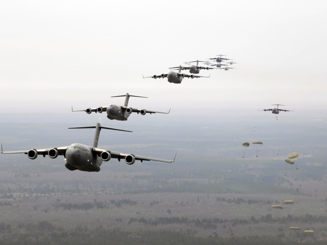 Десант с самолетов C-17 Globmaster