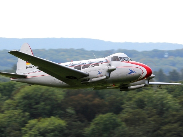 Легкий самолет над джунглями