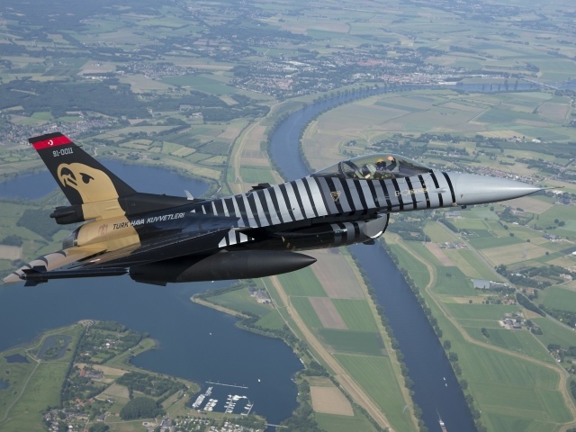 Военный самолет F-16 в небе Турции