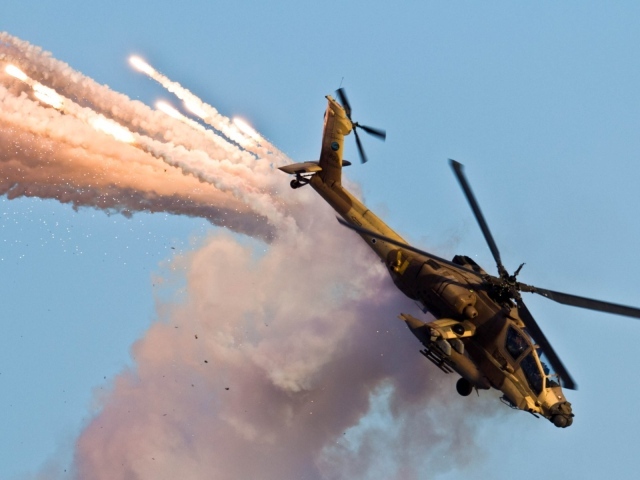 Военный вертолет AH-64 Apache на учениях