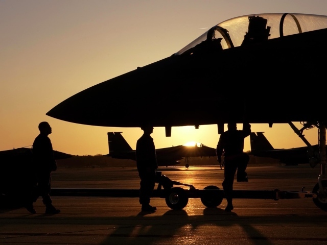 Обслуга самолета F-15 Eagle на базе