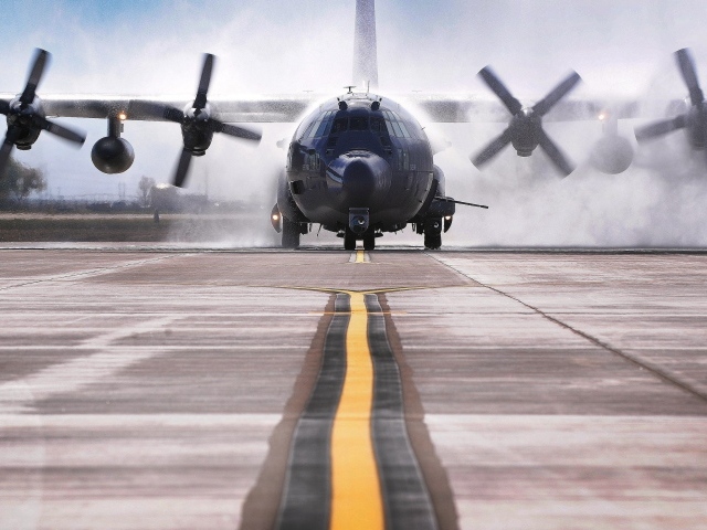 Винты самолета Lockheed C-130 Hercules поднимают пыль