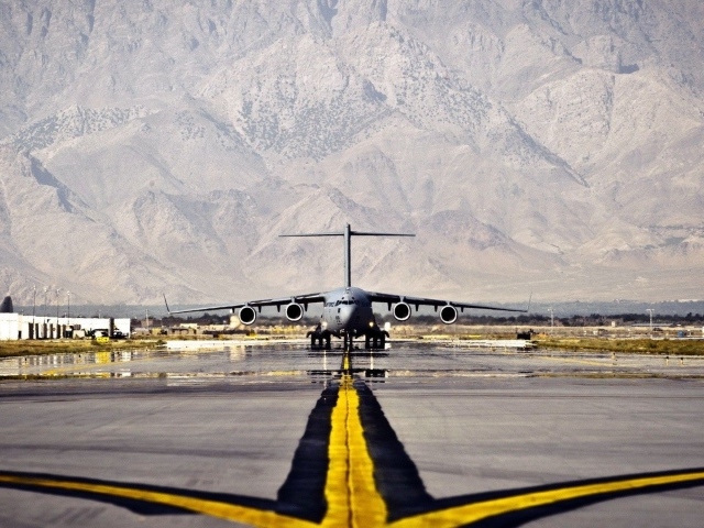 Самолет C-17 Globmaster на северном аэродроме