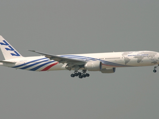 Самолет с номером 777