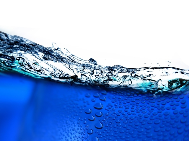 Пузыри воздуха в синей воде