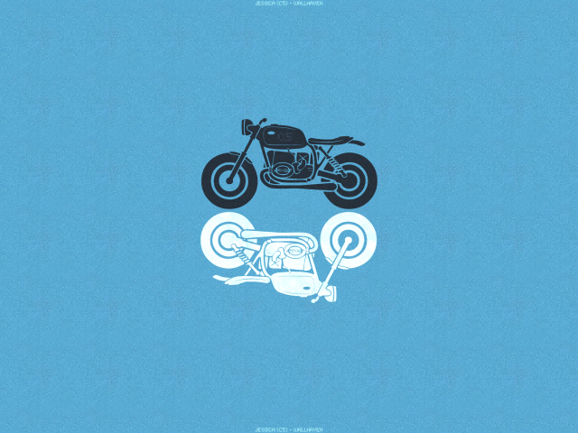 Черный и белый мотоциклы, голубой фон