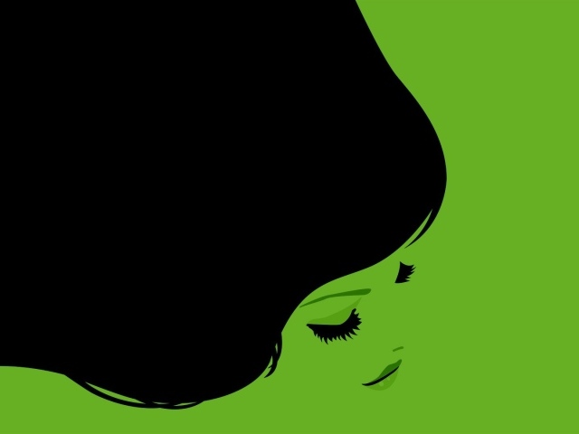 Черные волосы девушки, зеленый фон