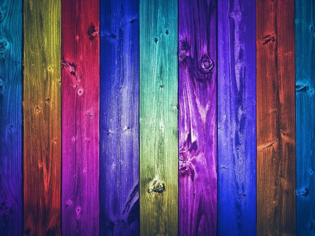 Забор из разноцветных досок