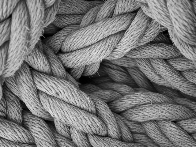 Переплетение серых веревок