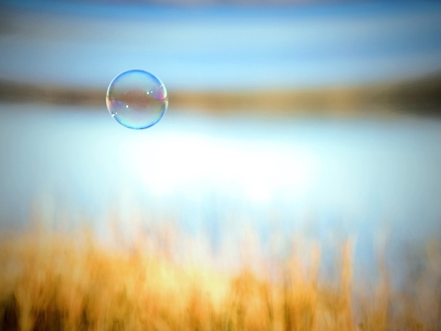 Мыльный пузырь на фоне поля