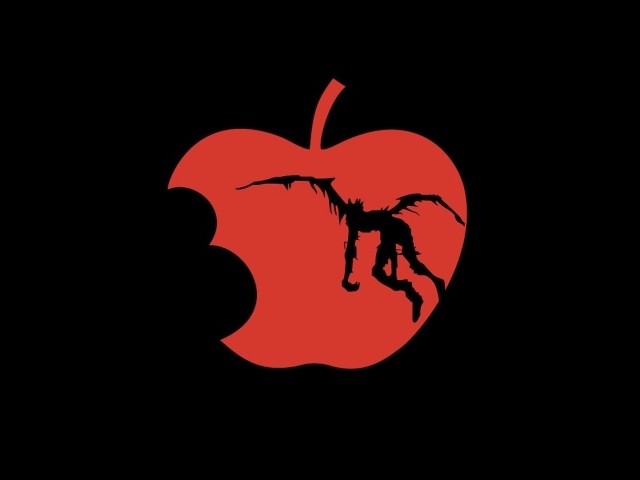 Испорченное красное яблоко, черный фон