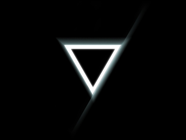 Белый треугольник на черном фоне