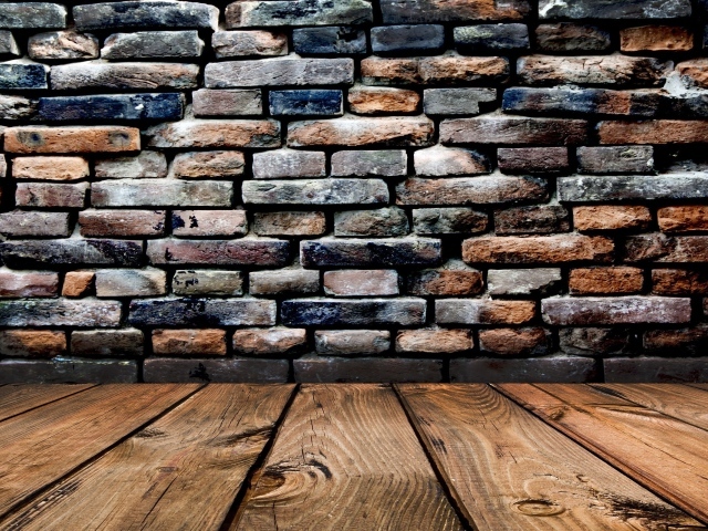 Деревянный пол, кирпичная стена