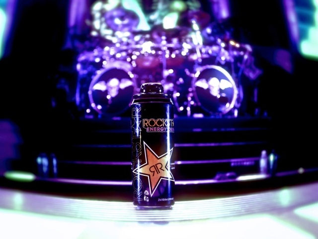 Банка с напитком Rockstar