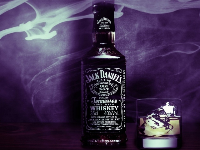 Виски Jack Daniels на фиолетовом фоне