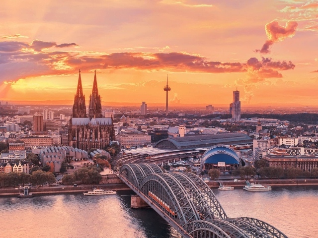 Мосты в городе на закате, Германия
