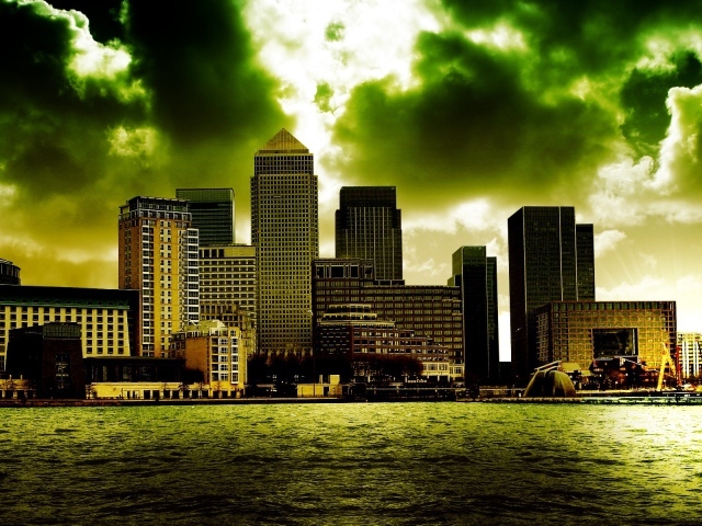 Мегаполис под зелеными облаками