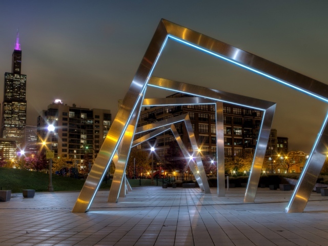 Современные скульптуры на площади в городе