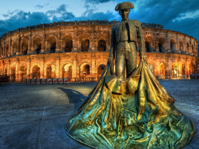Памятник тореадору перед Колизеем
