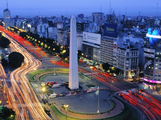 Обелиск на площади в Буэнос-Айресе