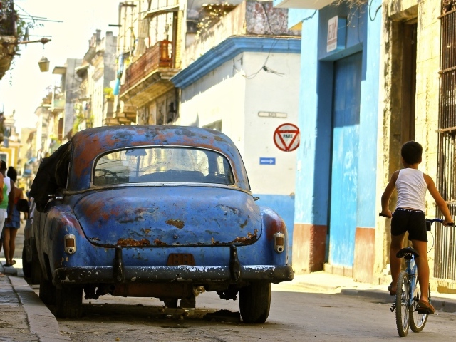Старое авто на улице в Гаване