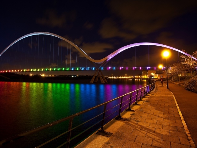 Радужная ночная подсветка моста