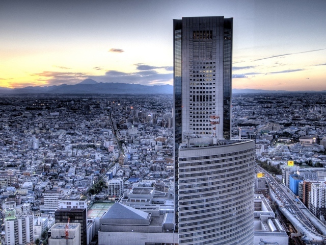 Небоскреб на фоне пригорода, фото HDR