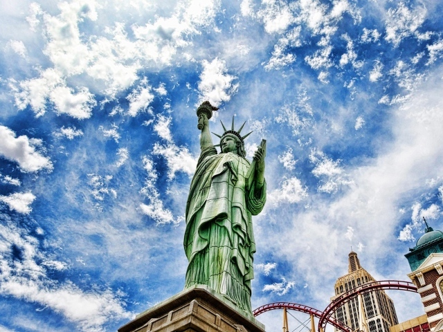 Статуя Свободы на фоне неба, фото HDR