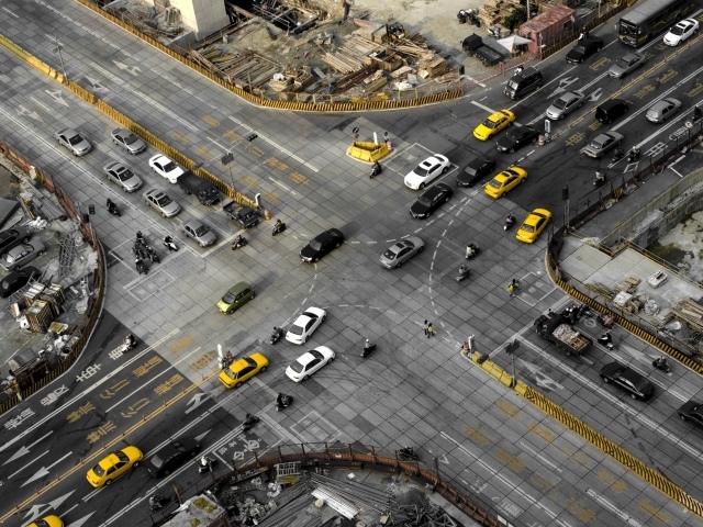 Такси на перекрестке в городе, Япония