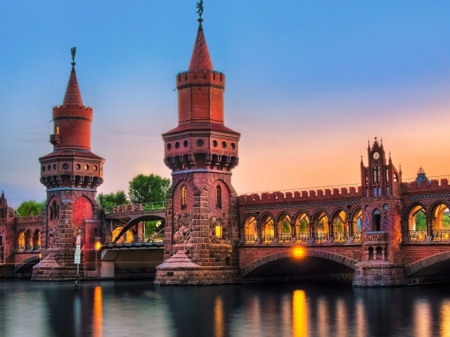 Замок из сказки в парке развлечений