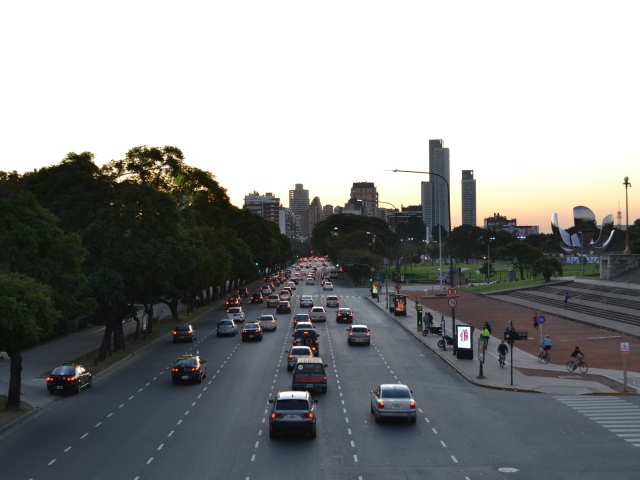 Движение на шоссе в Буэнос-Айресе