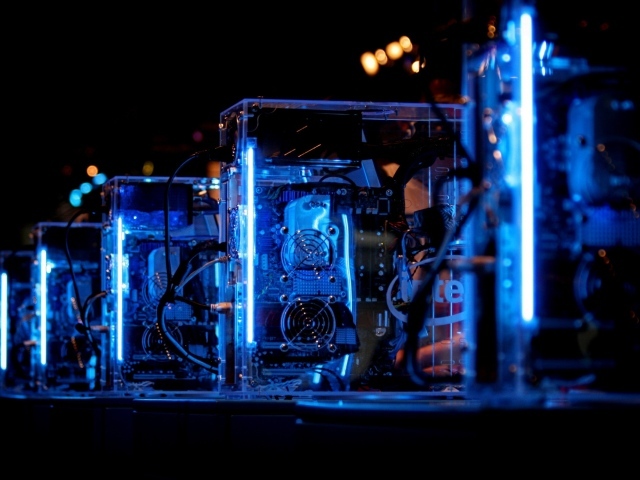 Голубая подсветка компьютеров Intel в дата центре