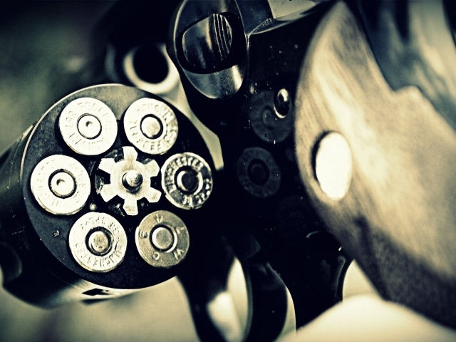 Полный комплект пуль в револьвере