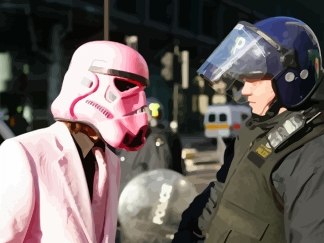 Полицейский и человек в розовой маске Дарта Вейдера