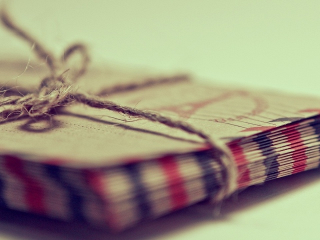 Стопка писем перевязана веревкой