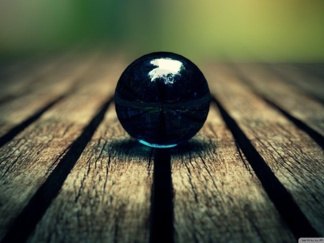 Черный зеркальный шар на досках