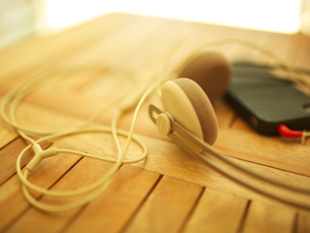 Коричневые наушники на деревянном столе