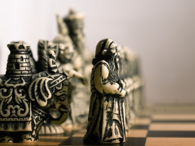 Шахматные фигурки из слоновой кости