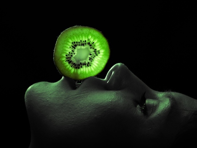 Кружок киви на лице у девушки