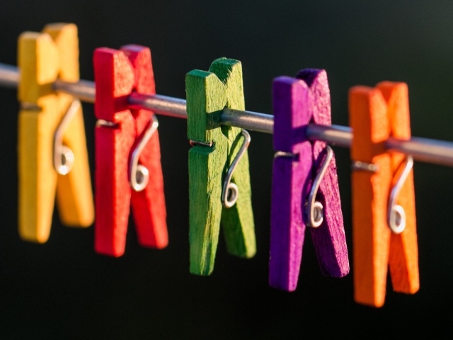 Разноцветные прищепки на проводе