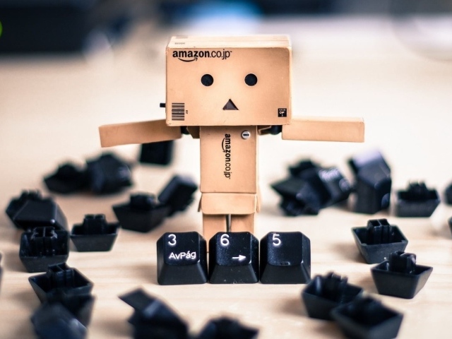 Дандо среди кнопок клавиатуры