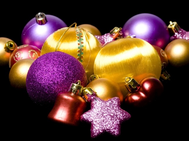 Украшения для елки на черном фоне