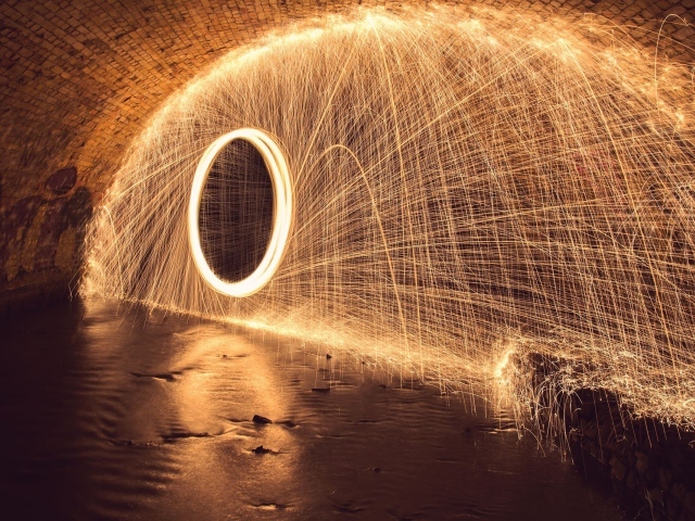 Огненный круг с искрами в тоннеле