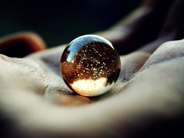 Стеклянный шар в ладони