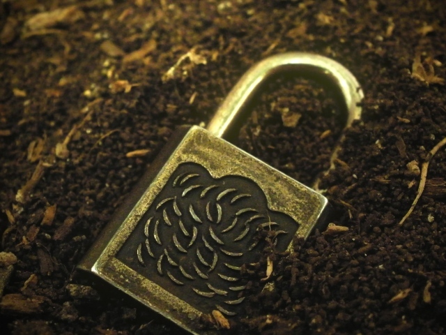 Замок лежит в земле