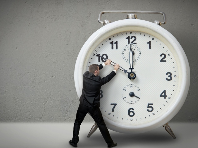 Человек держит стрелку часов